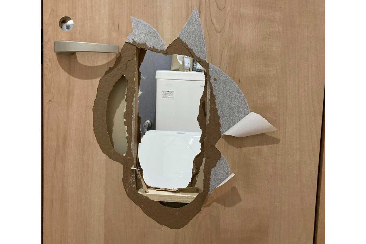 トイレで突然閉じ込め、スマホなし　パニックの女性がとっさに…「無我夢中でした」　今も消えない恐怖