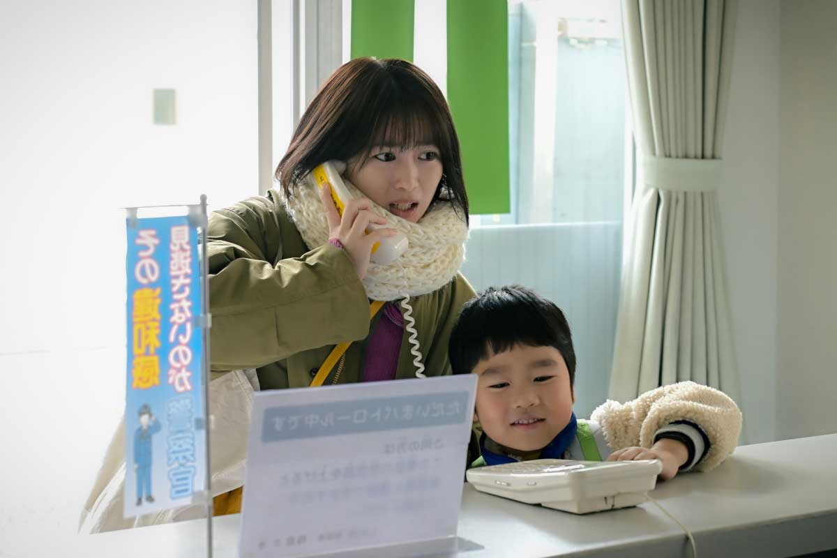息子を演じる子役・天野優（右）のプロフェッショナルぶりを称える【写真：(C)TBS】