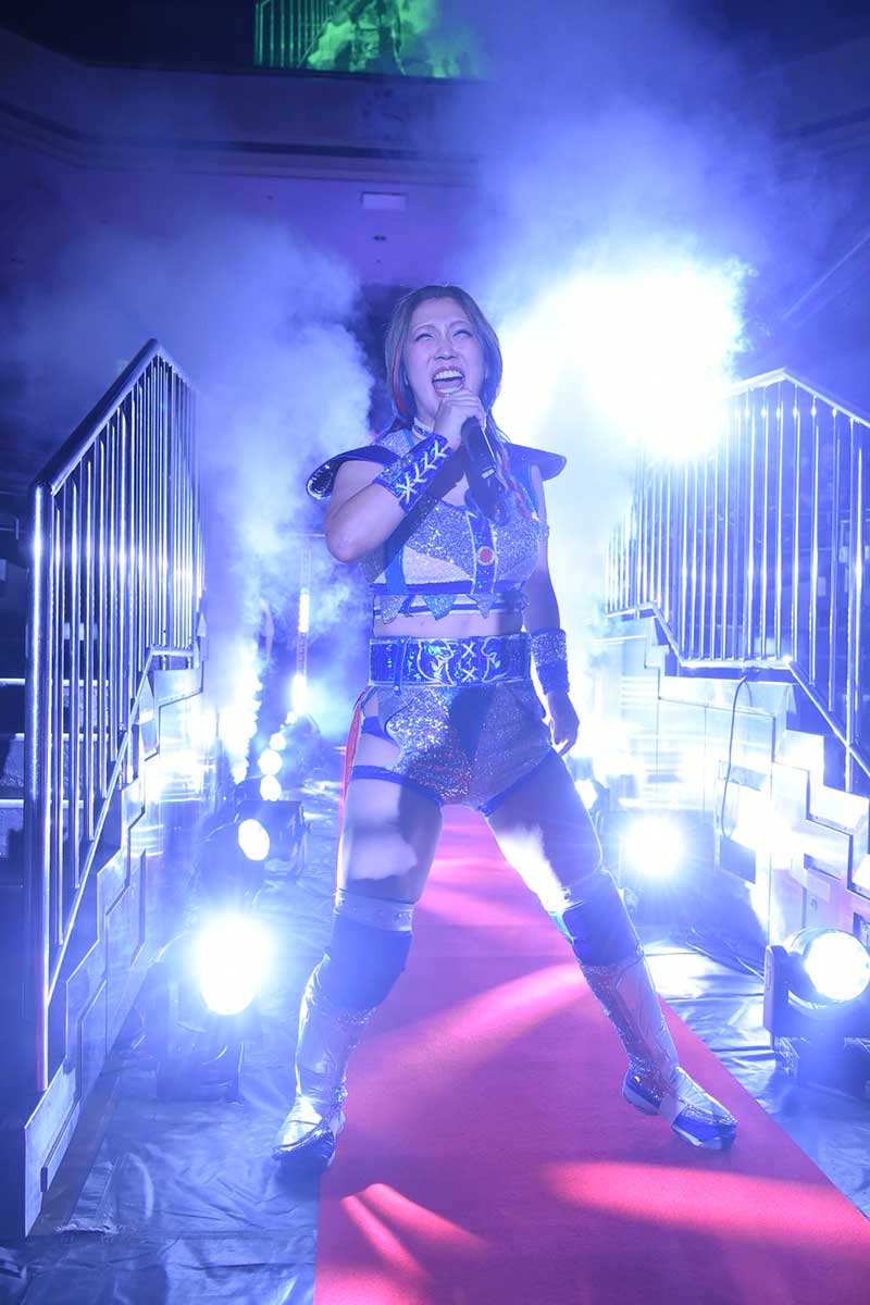 歌いながらの入場で沸かせる【写真：(C)マリーゴールド】