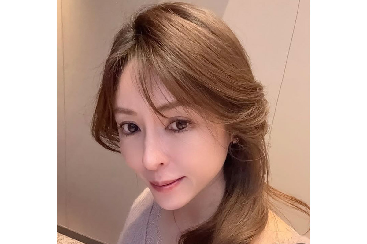 54歳美魔女モデルが「ご報告」“匂わせ”　大河内志保の近影に反響「美しすぎ」「おしゃれ」