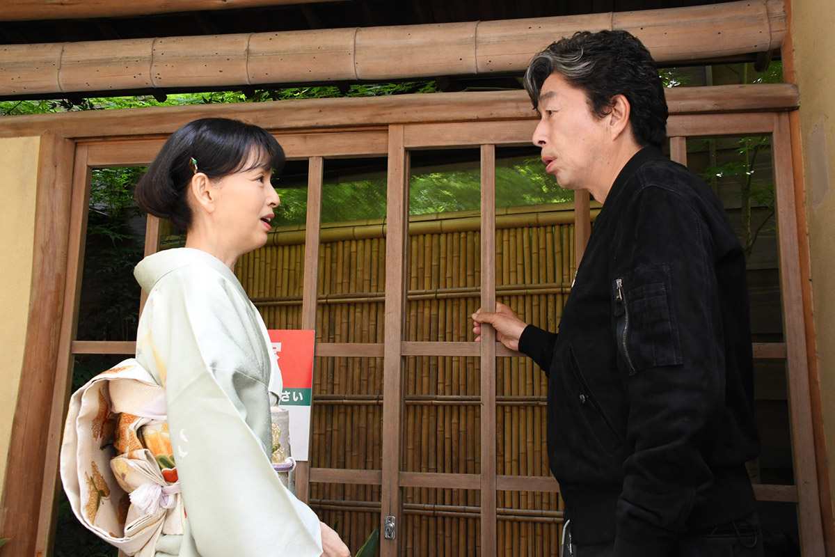 岡田奈々（左）はオメダの妹・真弓役で出演【写真：(C)「五十年目の俺たちの旅」製作委員会】