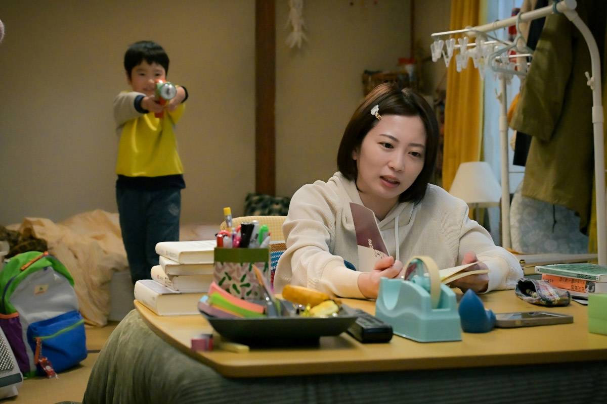 天野優(左)との共演で、自身の子役時代を思い出したという【写真:(C)TBS】