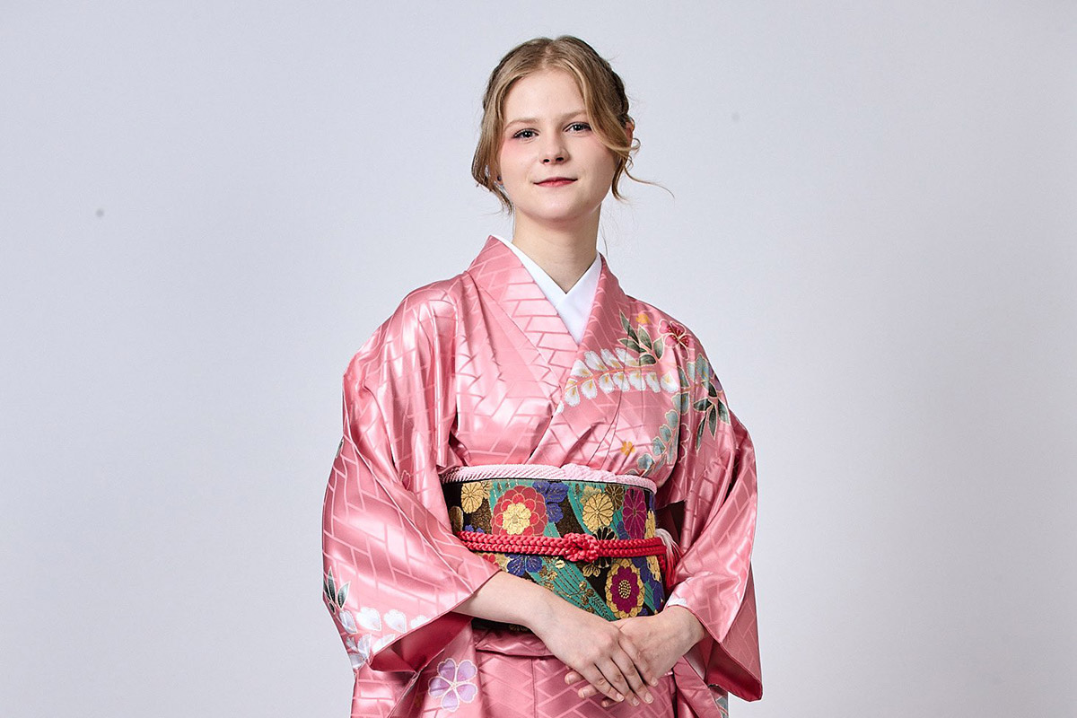 オーレリウス・ジーカス氏の19歳長女、和装姿が衝撃の10万バズ「驚くほど似合う」「素敵すぎます」称賛続々