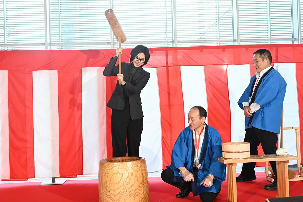 松嶋菜々子、10kgの杵で豪快に餅つき「全然大丈夫」　5kgの佐野勇斗は「自分が情けない」と苦笑