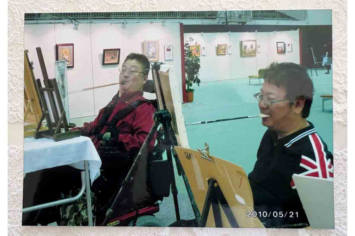 口で描く画家仲間と交流を広げた梅宮さん（右）