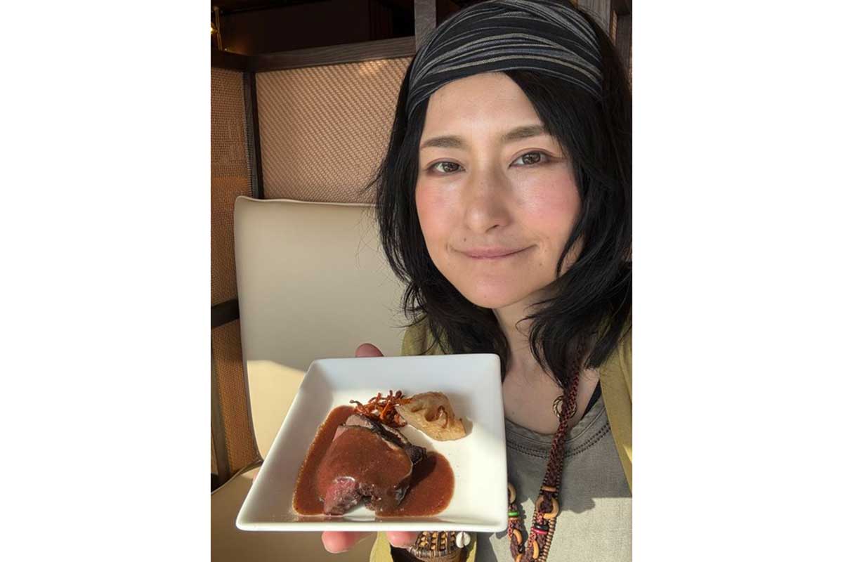 アンジェラ佐藤、衝撃の“寝起き”すっぴんに「すんげぇリアル」「30年後？」「化粧って凄い」