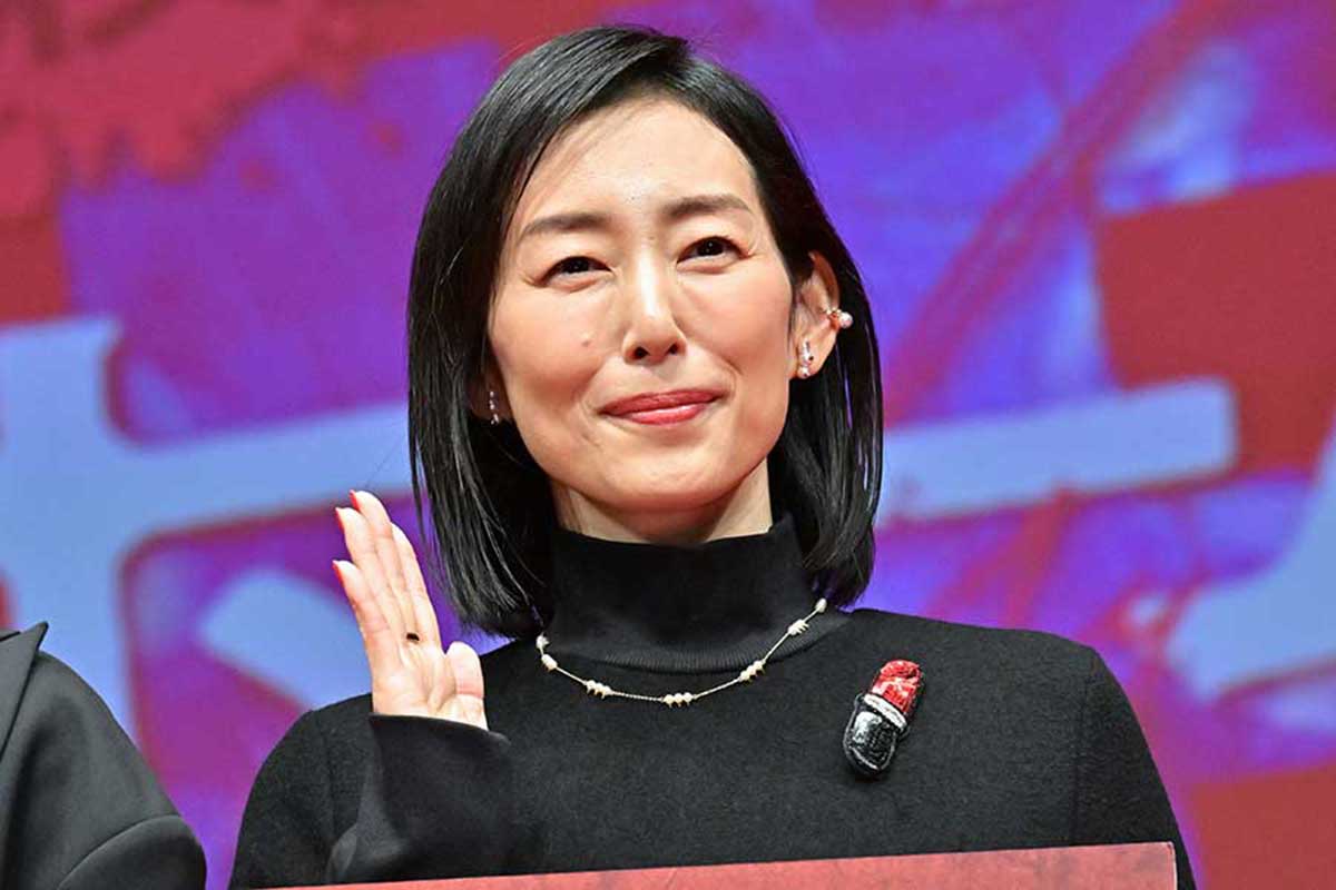 54歳・木村多江、衝撃のハイキックにネット騒然「美しいフォーム」「こんなに足が上がって…」