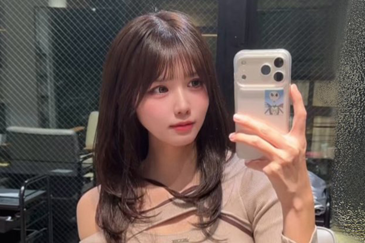 身長176cmのレースクイーン、自撮りショットが話題に「スタイル良い」　デニムスカート姿が注目