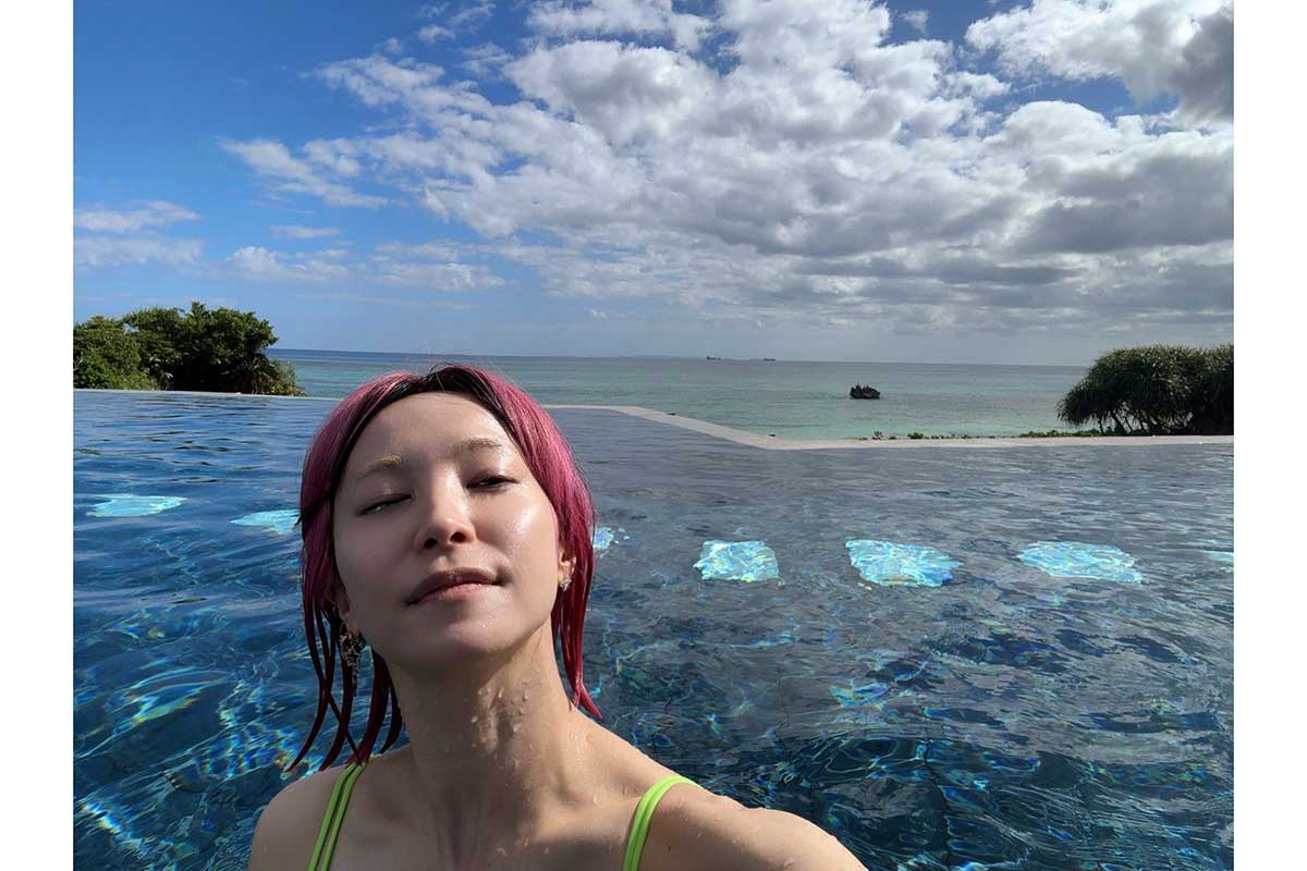 LiSA、プール満喫の自撮りにファン騒然「僧帽筋と三角筋すげぇ～」　母親の年齢にも反響「若すぎワロタ」