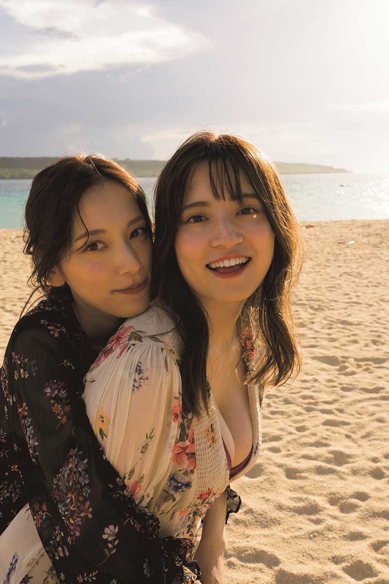 初の姉妹写真集を発売する都丸紗也華＆亜華梨【写真：(C)扶桑社】