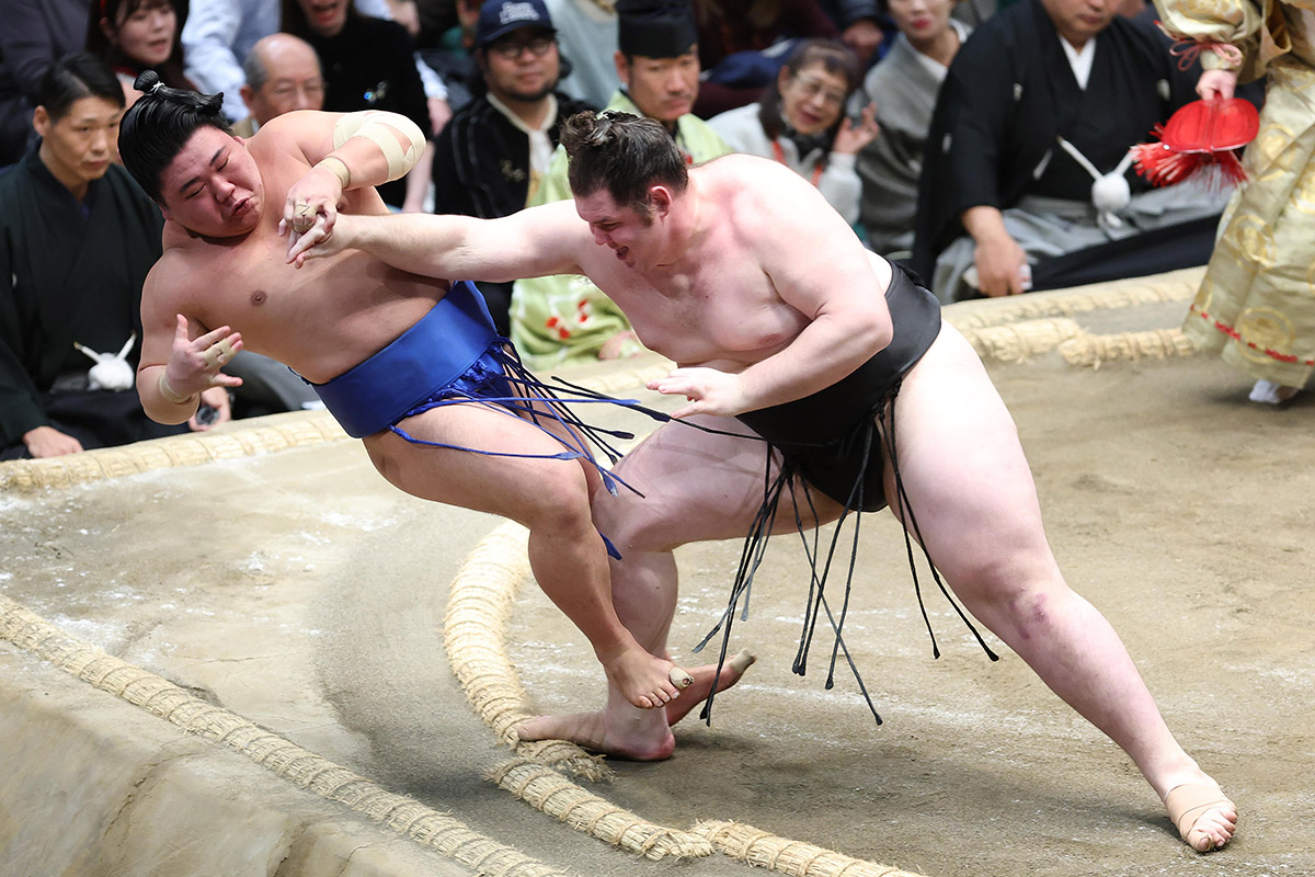 危ない！　64歳の大御所にあわや激突…控え力士が見事なブロック　柳亭市馬に“ヒヤリ”の瞬間