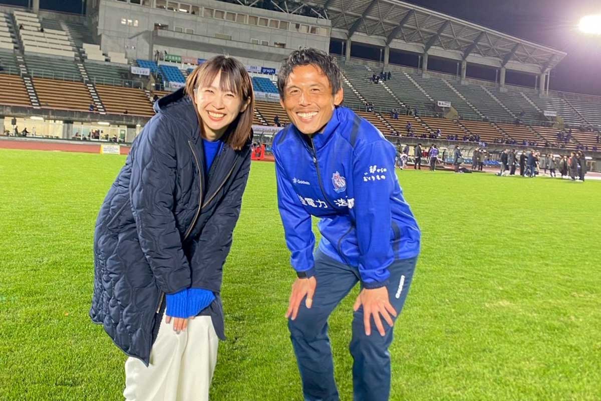 昨季までJ2富山でプレーした夫・河井陽介氏(右)の「最後の試合」後に撮った夫婦2S【写真:広瀬麻知子提供】