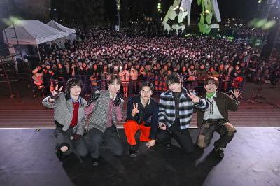 デビューシングルのリリース記念イベントで観客との記念写真に納まるSTARGLOW