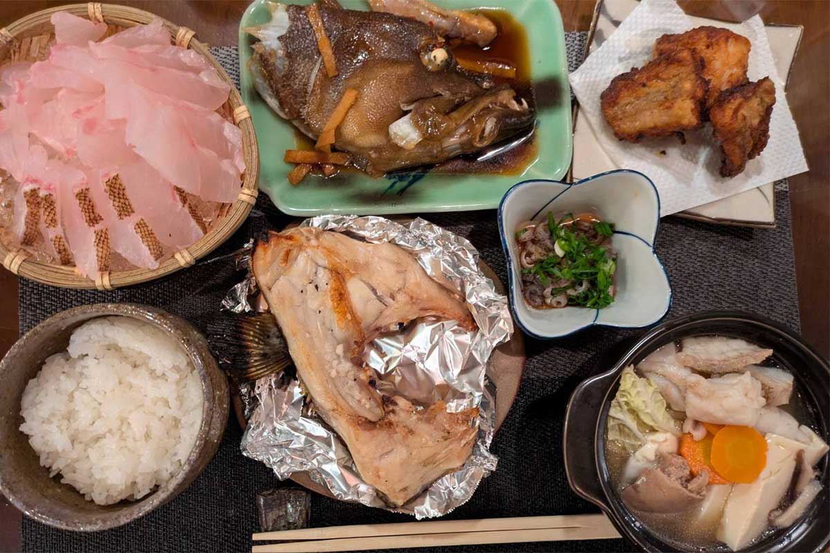 高級魚尽くしが550円でも“客ゼロ”の衝撃　結局は賄いへ…「ここまでしても人が来ない宿」驚きの事情とは