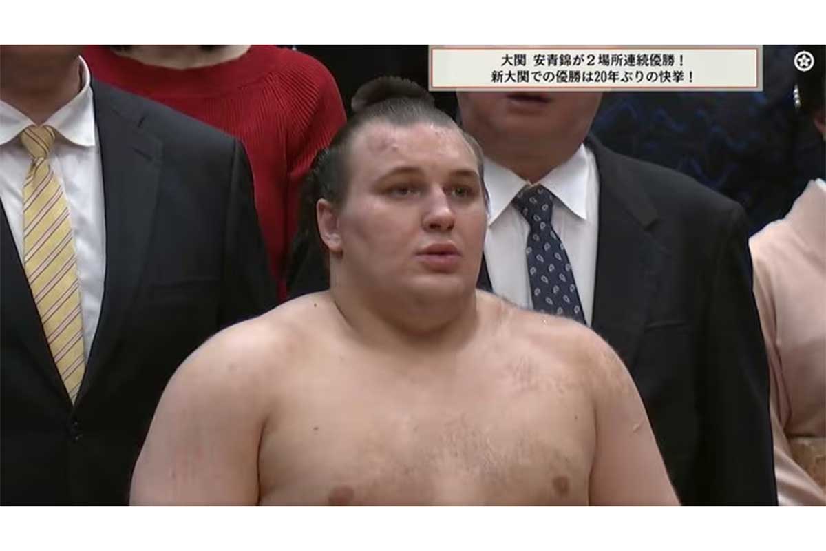 「そこにいたんかいw」安青錦の歴史的V2に沸く中…カメラが捉えた“意外な人物”に視聴者釘付け