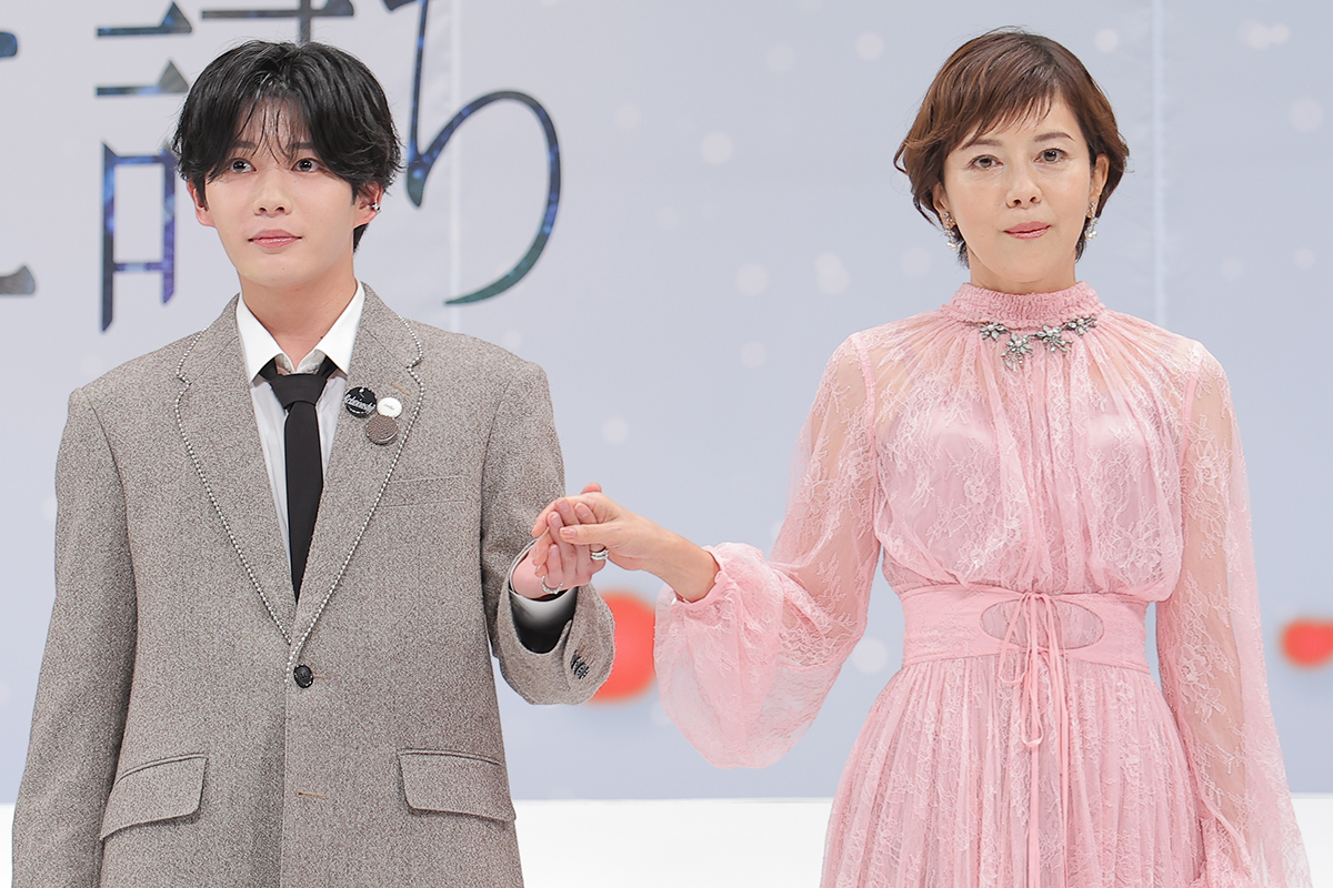 舞台あいさつに登壇したなにわ男子の長尾謙杜（左）と沢口靖子【写真：ENCOUNT編集部】