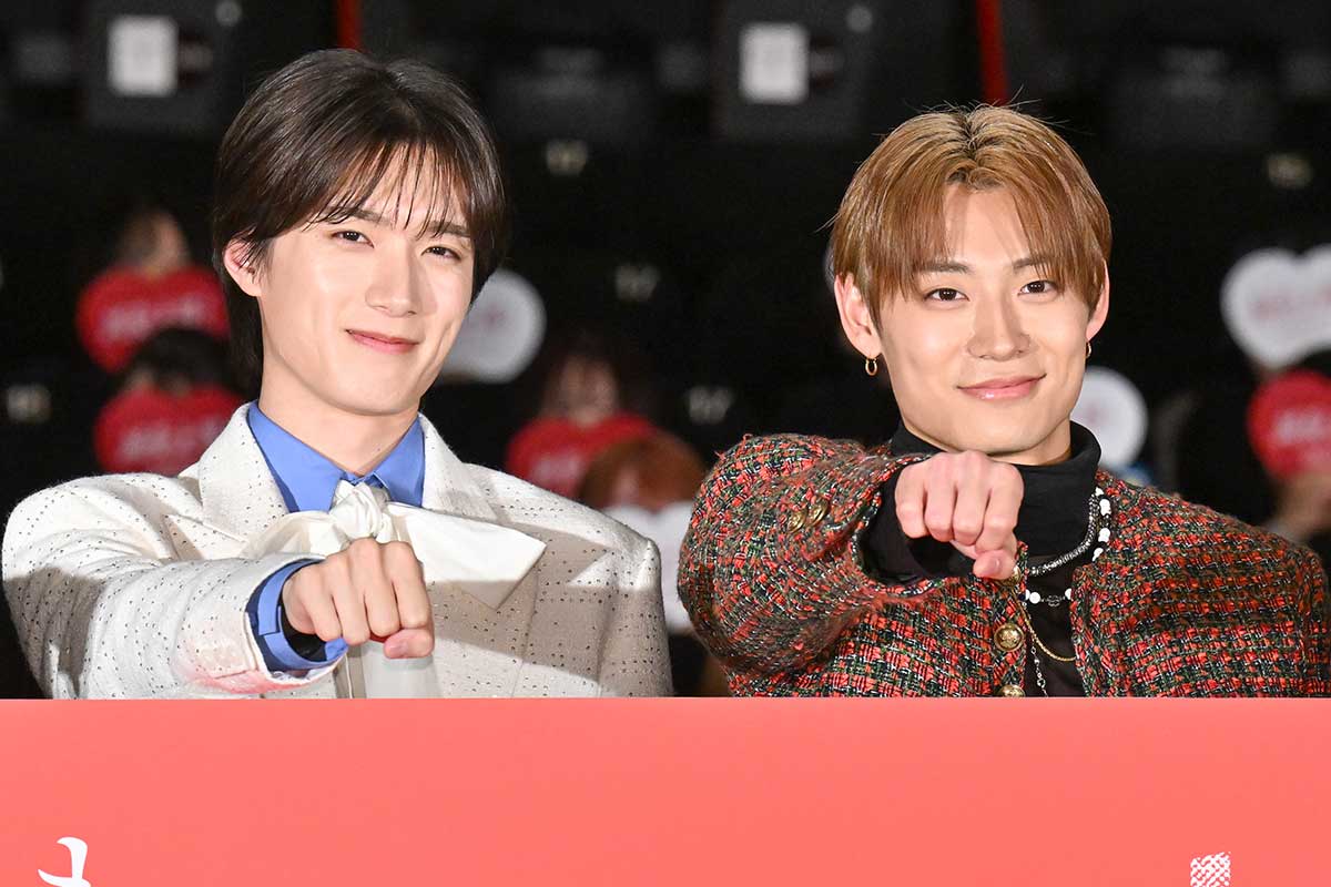 完成披露上映会に登壇したM!LK・山中柔太朗（左）と超特急・髙松アロハ【写真：ENCOUNT編集部】