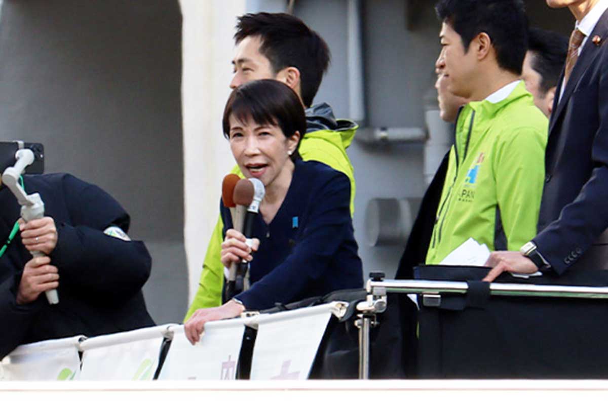 「あの女性は誰なの？」“日本式”選挙カーに外国人仰天　やじや怒声も…「こんな群衆はなかなか見ない」