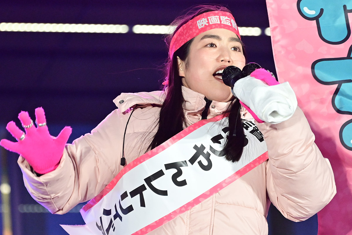 ゆりやんレトリィバァ、極寒の歌舞伎町で15分超の大演説　カップル見つけて「どうやって両想いになったんだ！教えろ！」