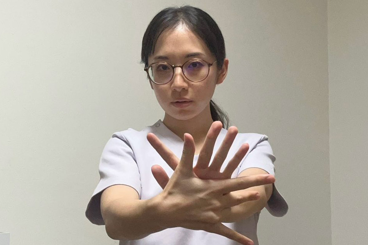 北村舞香「医者やめてません！」　医療ウェア姿に「推せる」「才色兼備」の声