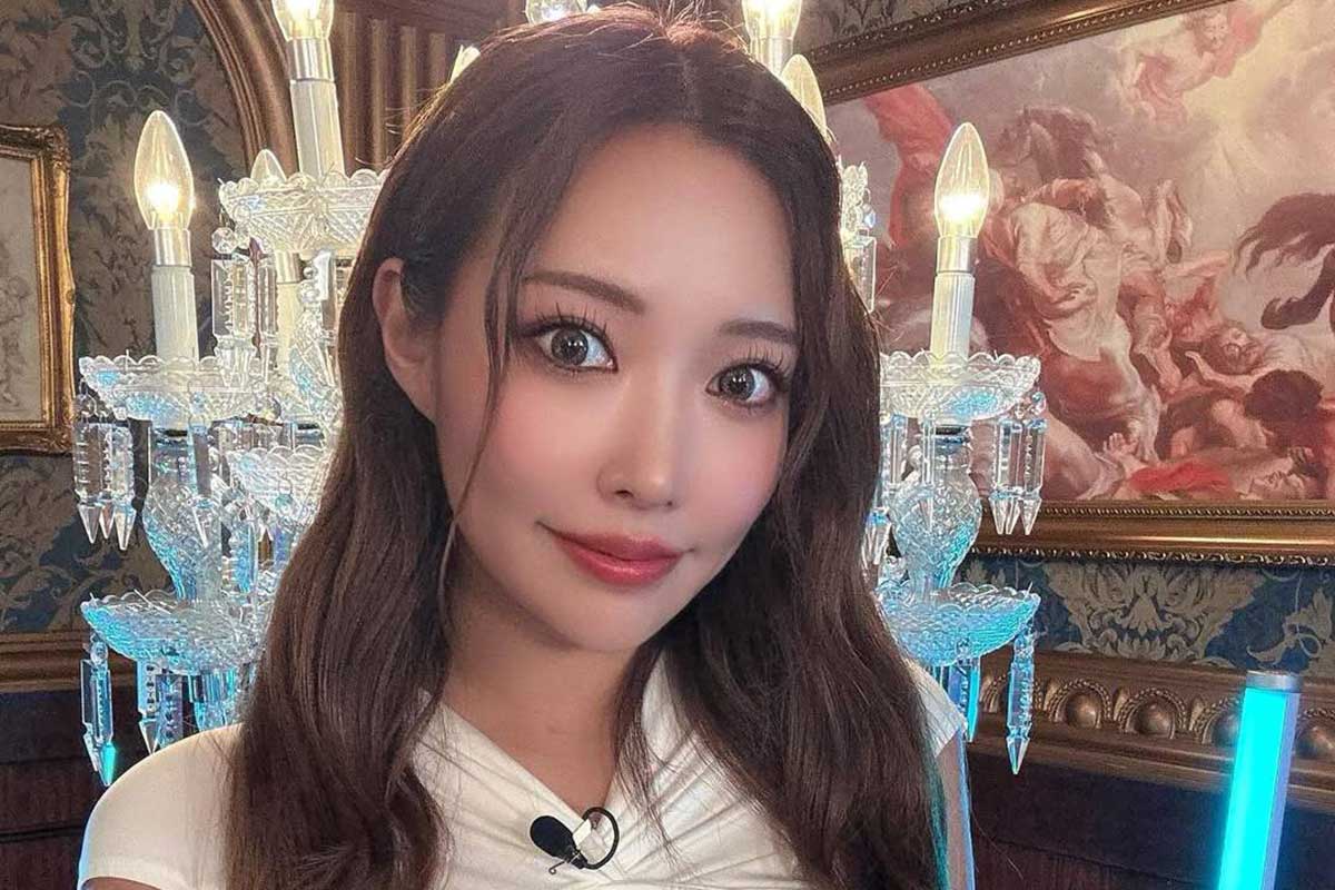 親子グラビア話題の39歳「この仕草にドキってするって」　わき見せが話題「案外ありかも」