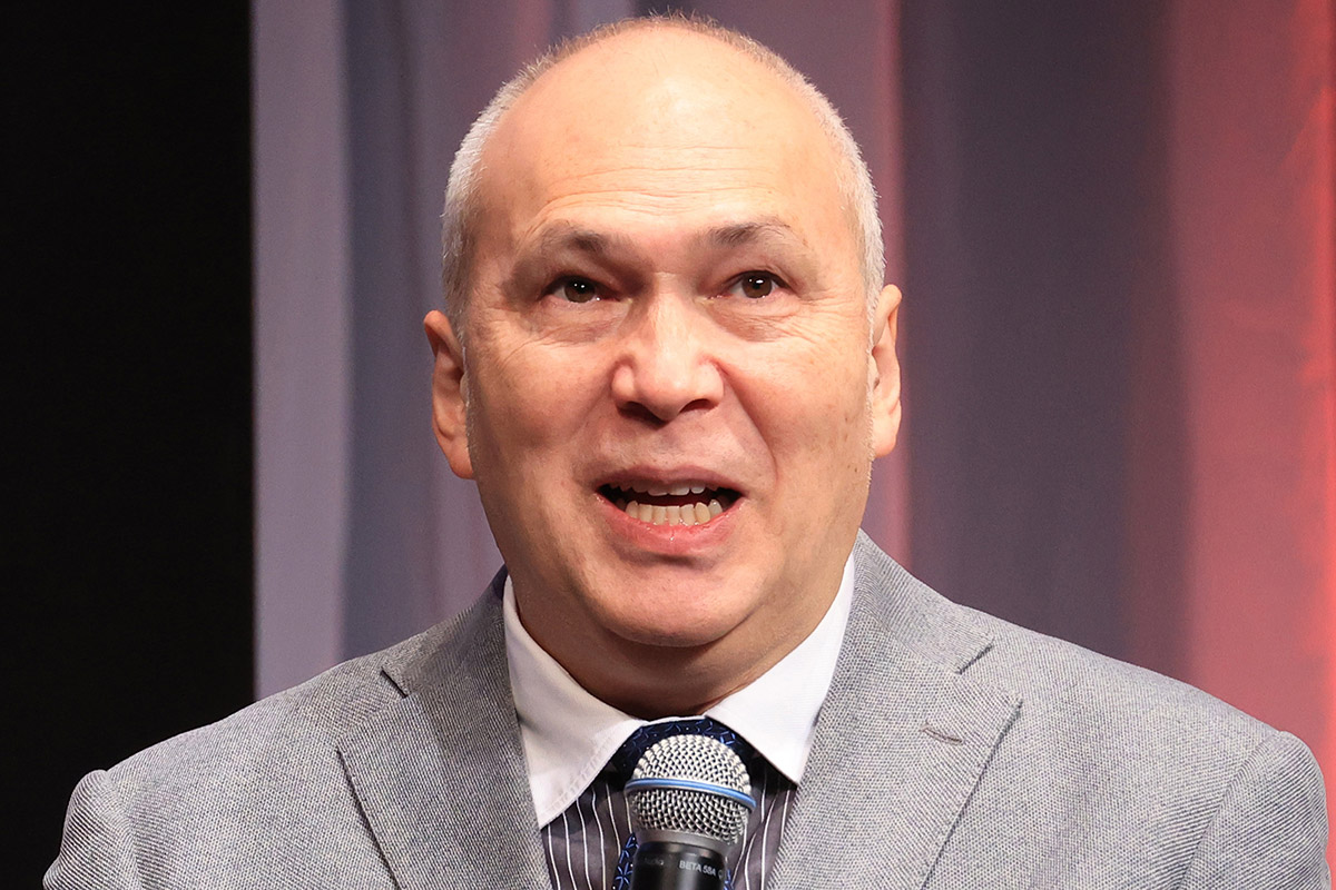 モーリー・ロバートソンさん、食道がんにより63歳で死去　共演者追悼「あまりにも突然のことで、信じられません」