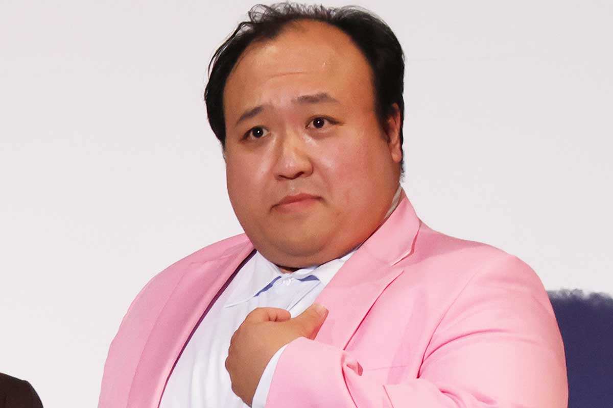 隣の席に190キロ超の人物…不運な「もう1人」の芸人判明でファン爆笑「強運とはまさに」「このくるま好きすぎて辛い」