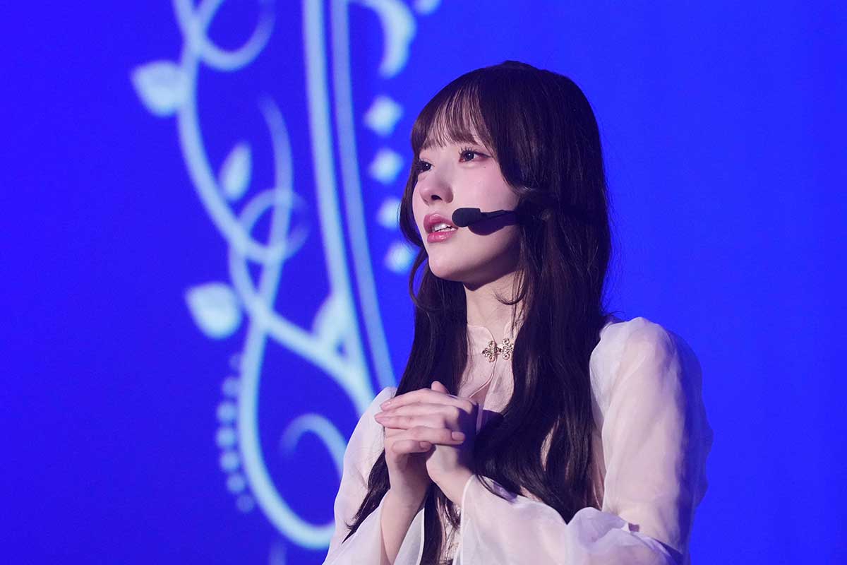 ”絶対的センター”を務める綾瀬ことり【写真：(C)OVERSE/KING RECORDS】