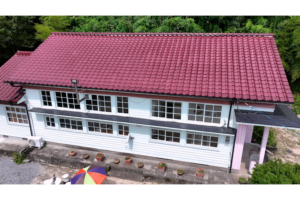 86歳女性が30年前に500万円で廃校を購入　現在築72年…校舎を「25畳リビング」に大改造した驚きの生活