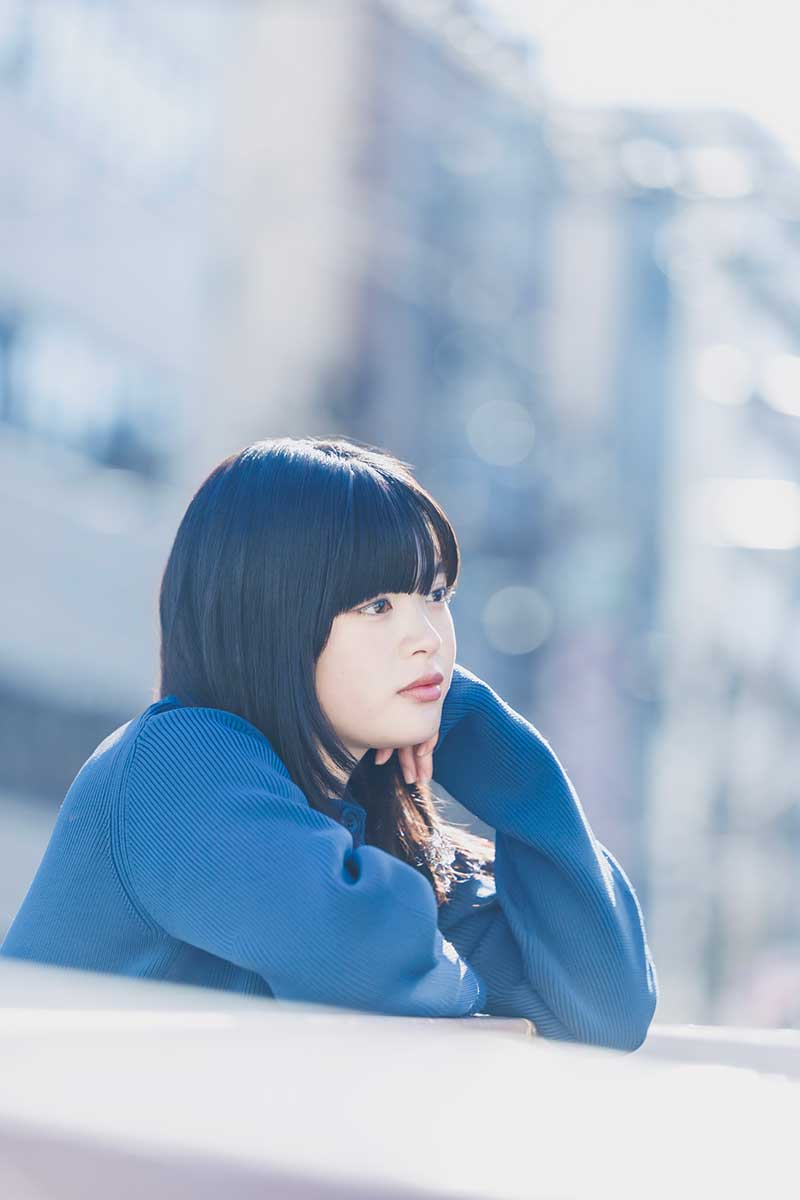 サブカル女子な一面を持ち合わせる瞳水ひまり【写真：冨田味我】