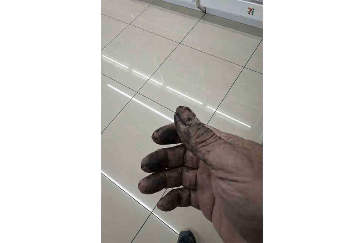 右手は真っ黒になった【写真：スレッズ（@to_ku_o_）より】