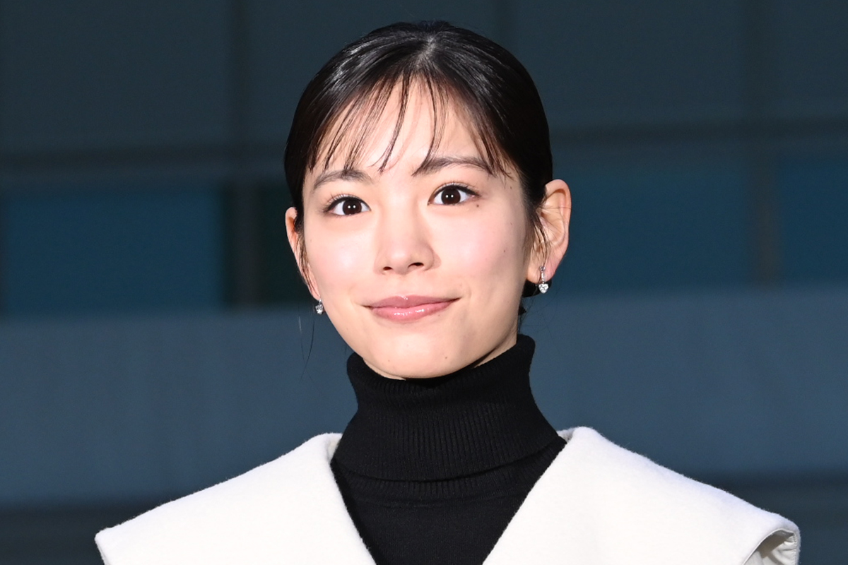 「なんつぅ可愛さ」　當真あみ、幼少期に「面影がありますね！」　衝撃の寝姿勢にも反響