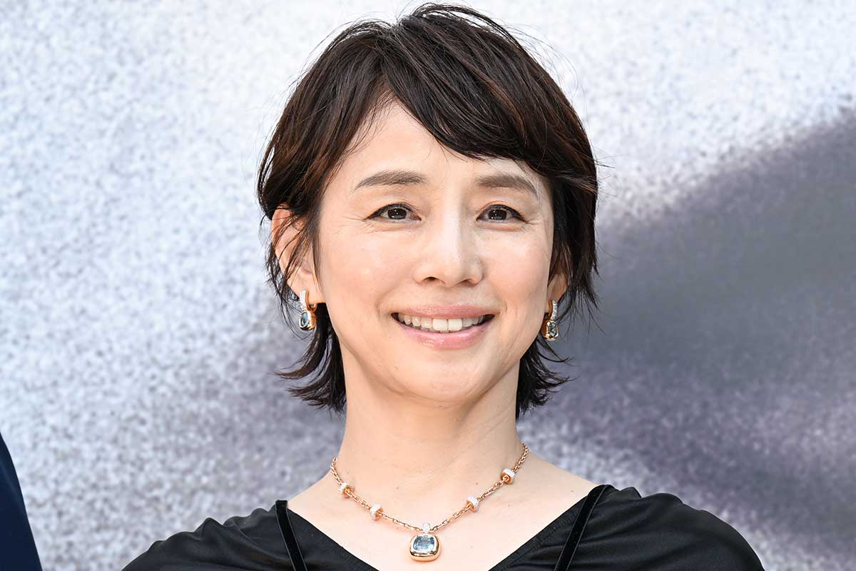 石田ゆり子、シャツINで際立つウエスト「細すぎます」　“地味トレ”報告に反響「すっぴん可愛い」