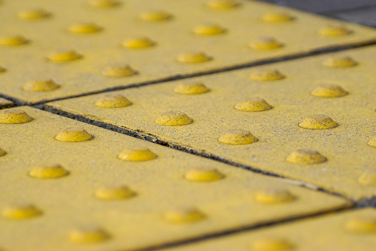 視覚障がい者用の点字ブロック（写真はイメージ）【写真：写真AC】