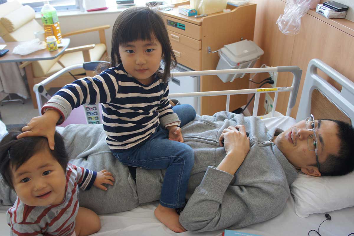 精巣がんを克服した草ヶ谷英樹医師【写真：本人提供】