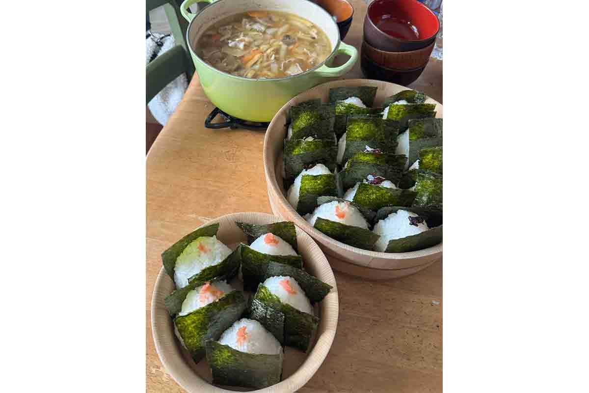 おにぎりと豚汁を振舞った【写真提供：かをるさん】