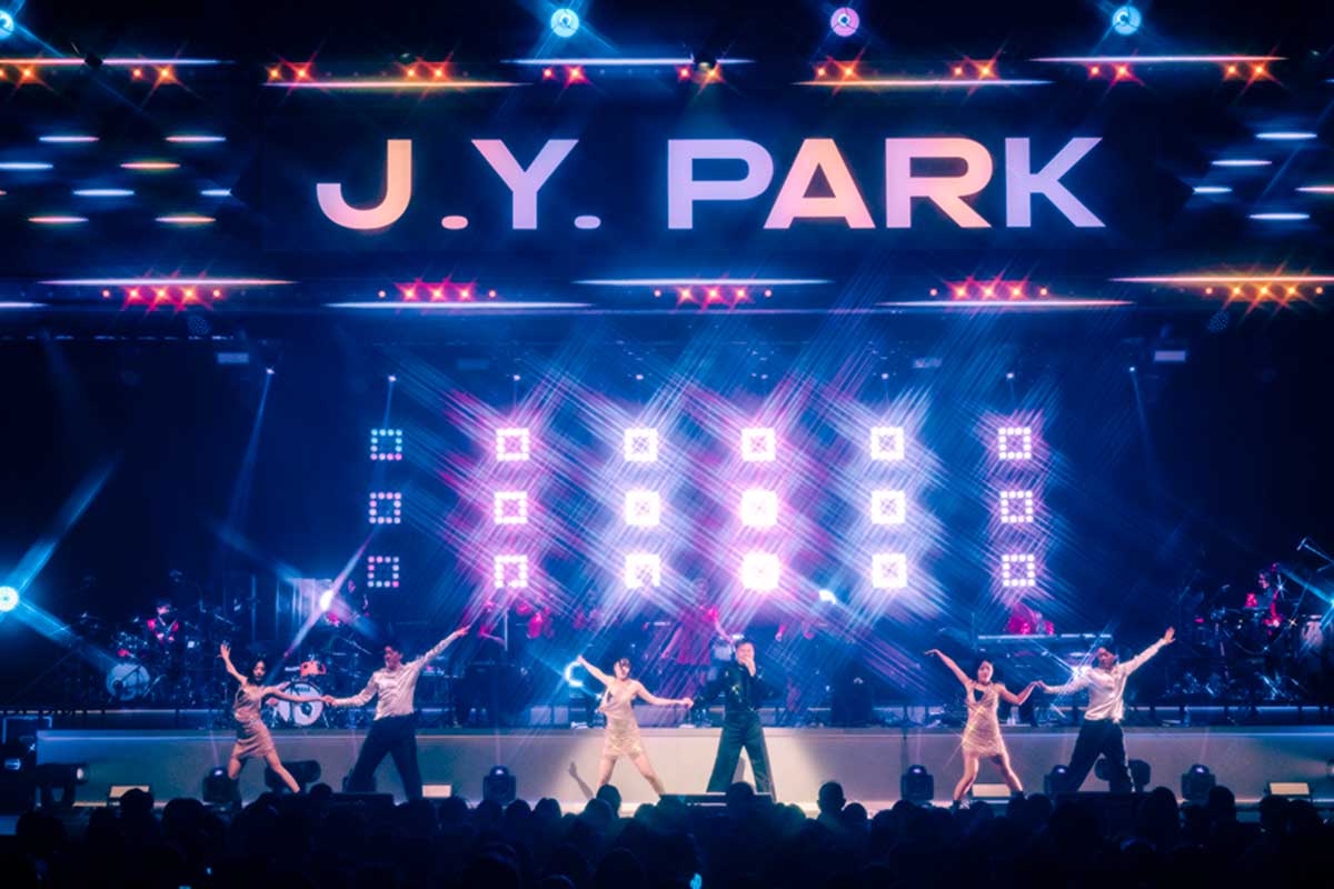 J-POPを含めて2時間30分のステージを展開【写真：田中聖太郎】