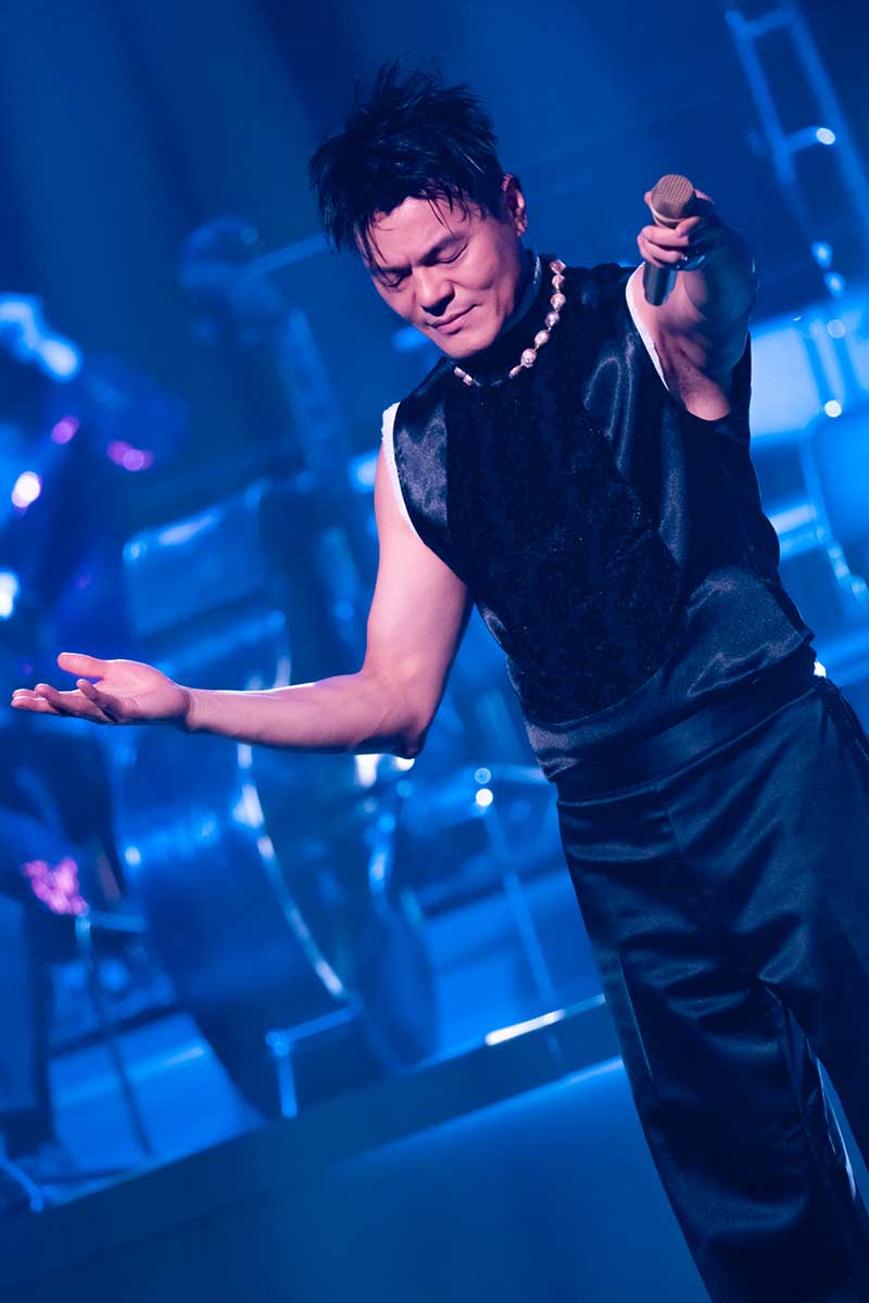 観客にマイクを向けるJ.Y. Park【写真：田中聖太郎】