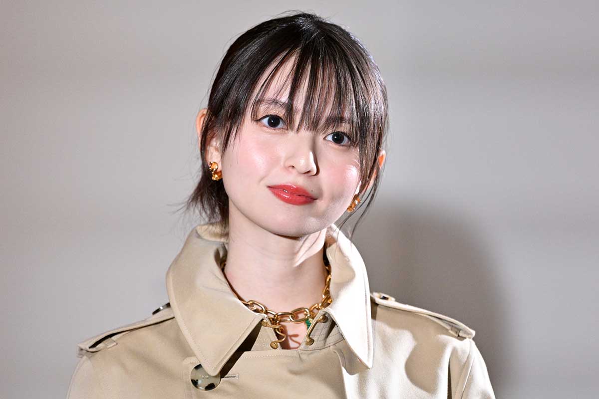 齋藤飛鳥、“英国スタイル”披露　「一番らしさが出るような」コート×ロングブーツをチョイス