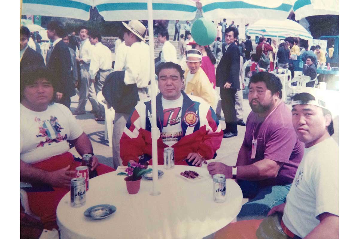 1995年北朝鮮「平和の祭典」に参加した安田忠夫さん（左から2人目）。左は橋本真也さん、右はマサ斎藤さん、田山レフェリー【写真：田山レフェリー提供】