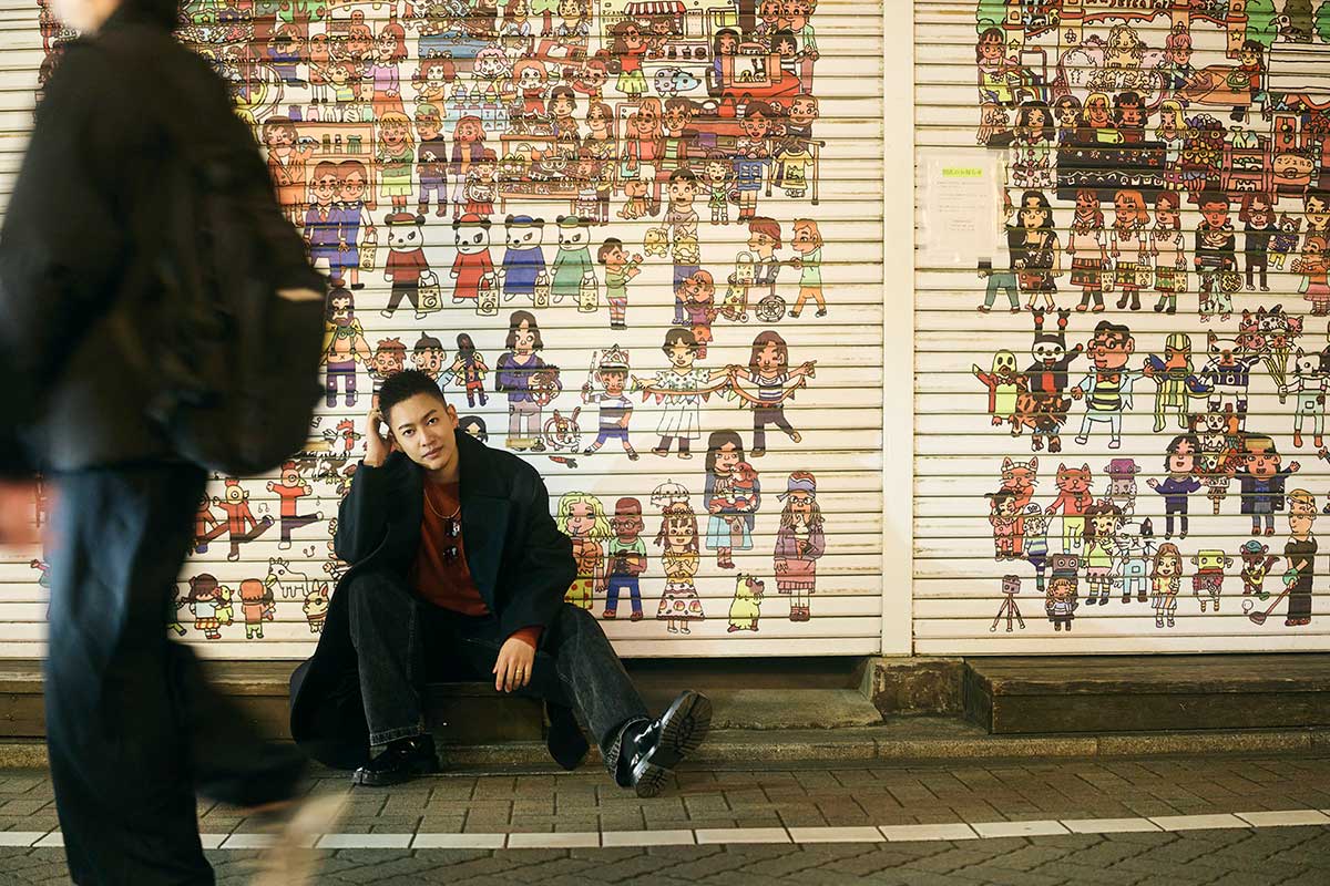 東京・吉祥寺の街になじむ三山凌輝【写真：矢口亨】