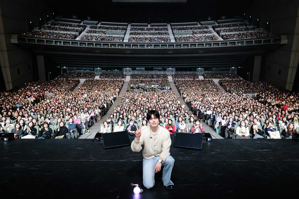韓国人気俳優イ・ドンウク、ファンミで数千人と交流　共演・岡田将生からの花束エピソードも披露「返事が…」