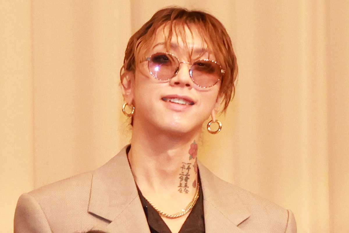 授賞式に登壇したSUPER BEAVER・渋谷龍太【写真：ENCOUNT編集部】