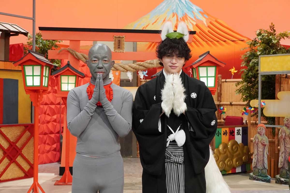 『小峠地蔵とお狐風磨』に出演するバイきんぐ・小峠英二(左)、timelesz・菊池風磨【写真:(C)テレビ東京】