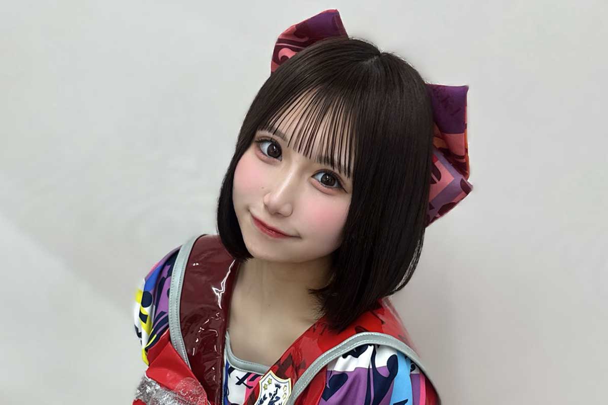 「加工なしの足」に衝撃「ほっそ」「スラっと伸びて綺麗」　超ミニスカ制服の全身ショット