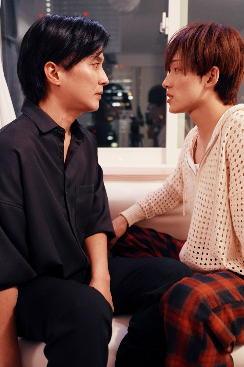 鷹津誠司(左=平井雄基)と相馬陸(古瀬直輝)