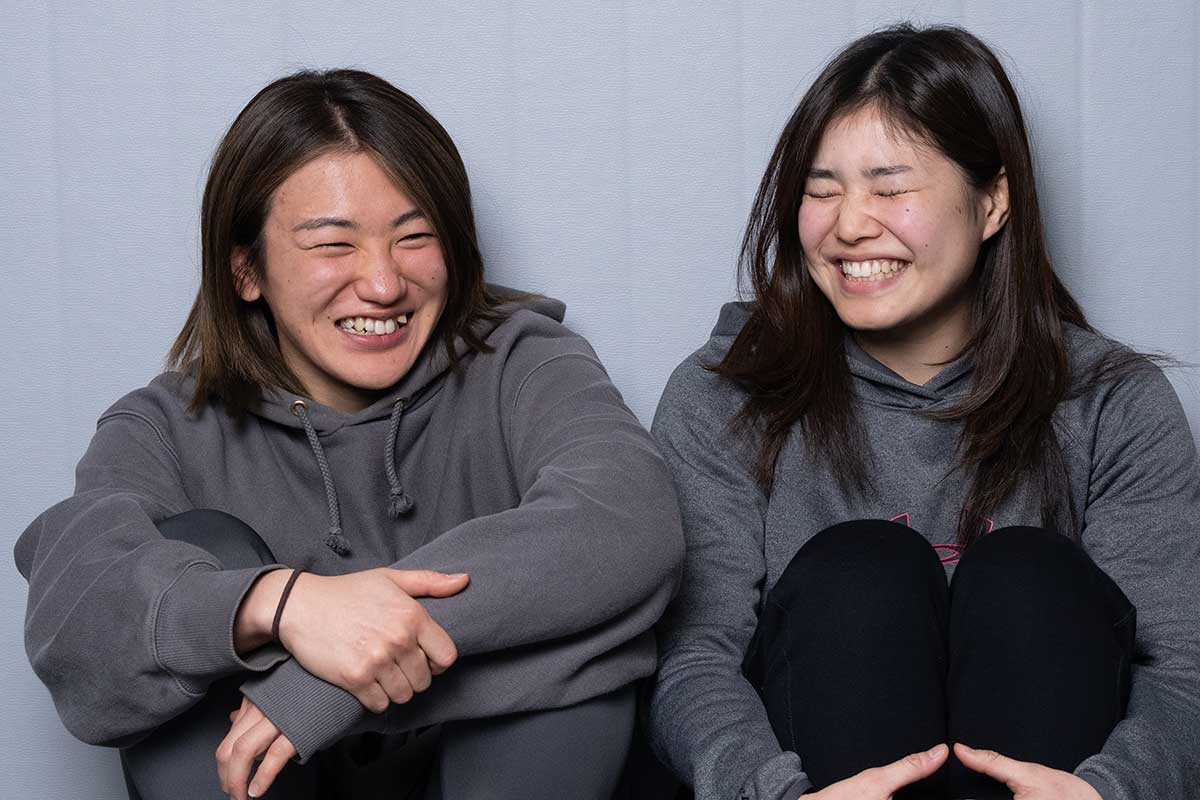 ともに生活を送る竹林エルと仲睦まじい姿を見せた岡美紀(右)【写真:増田美咲】