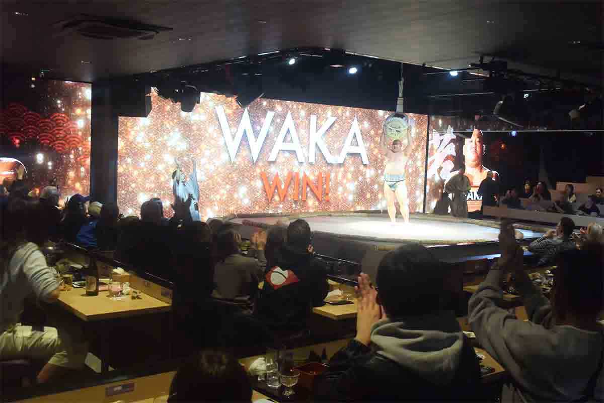 大型ビジョンを使い、ショーアップしている【写真:ENCOUNT編集部】