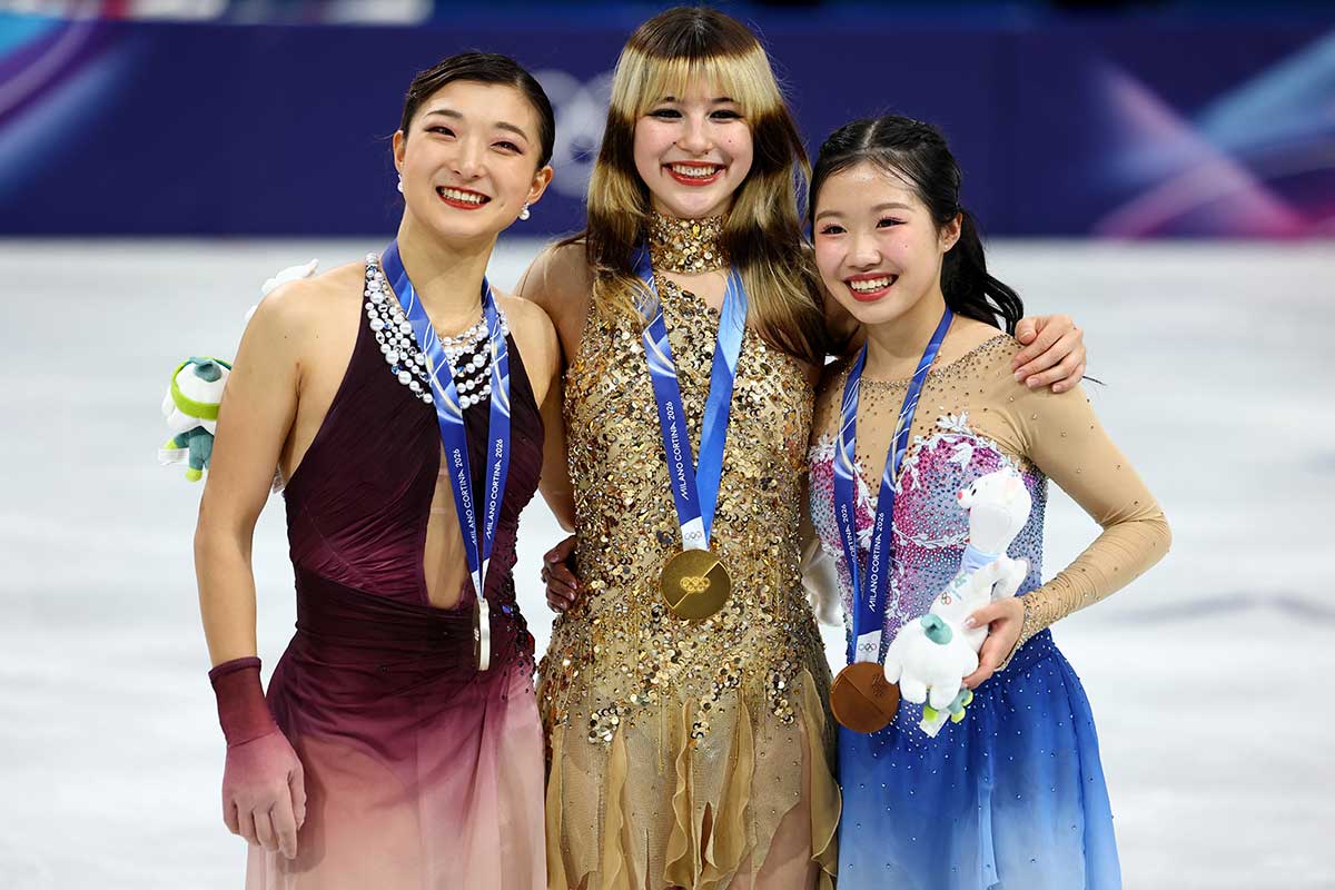 表彰台に立つ坂本花織、アリサ・リュウ、中井亜美（左から）【写真：ロイター】
