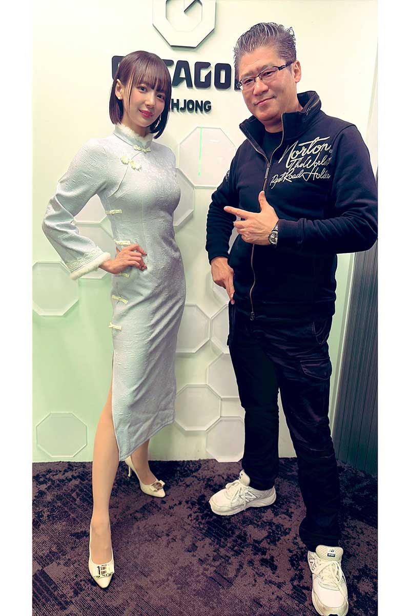 岡田紗佳（左）と小山剛志【写真：X（＠_higetter_）より】